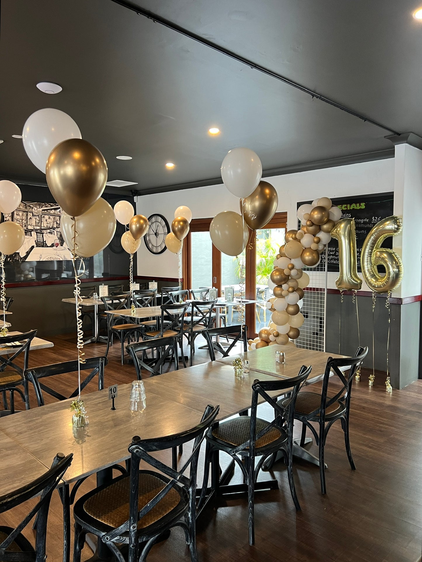 Freestanding Garland on Mesh Frame